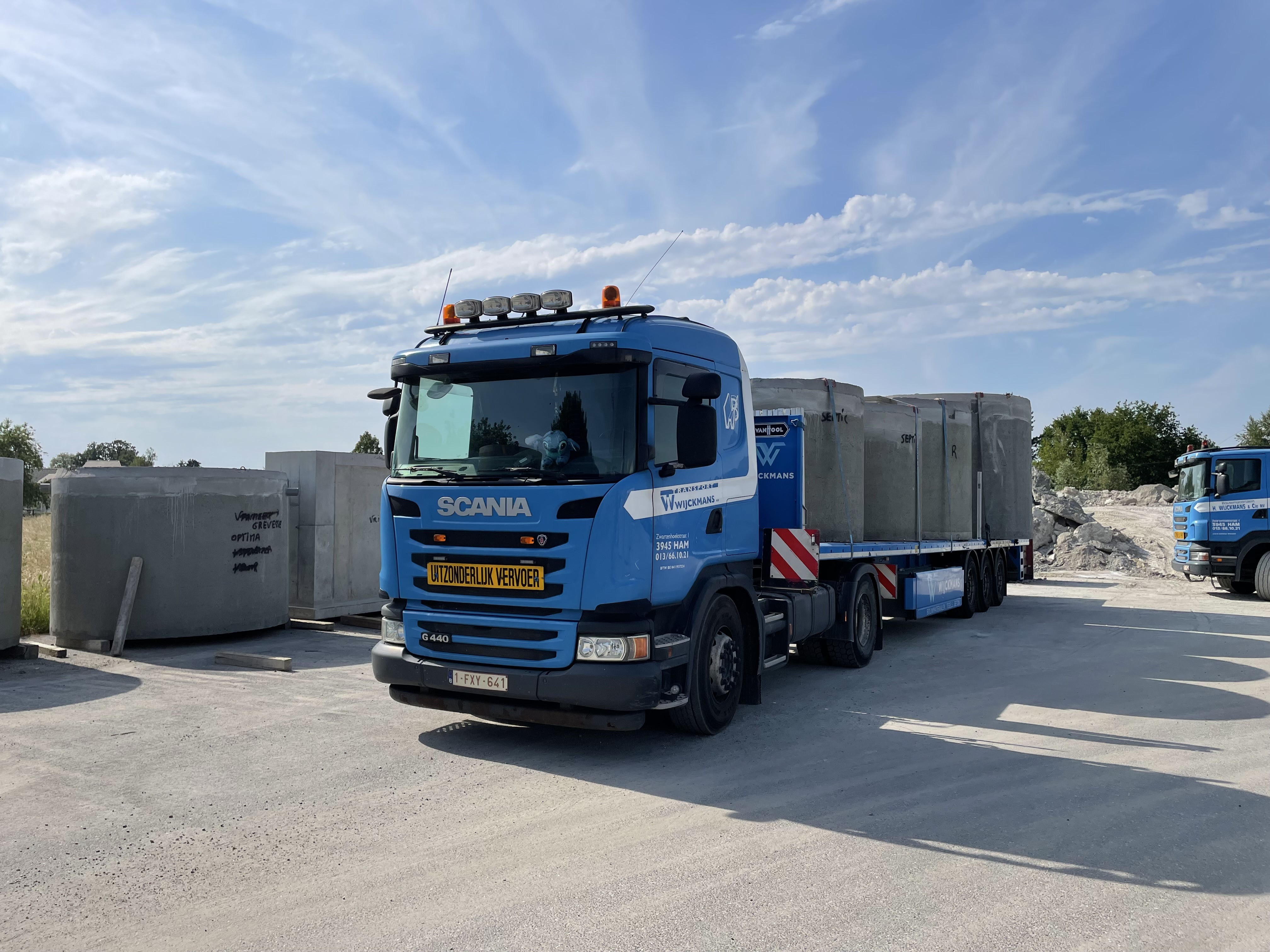 Een vrachtwagen van Wijckmans vervoert septische putten.